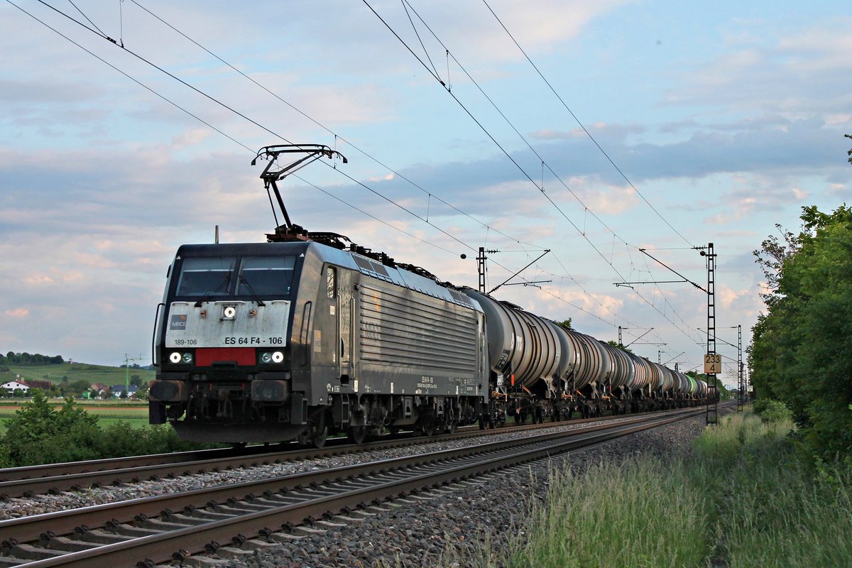Mit einem leeren Kesselzug aus der Schweiz fuhr am Abend des 19.05.2020 die MRCE/SBBCI ES 64 F4-106 (189 106-8) nördlich von Hügelheim über die Rheintalbahn durchs Markgräflerland in Richtung Buggingen.