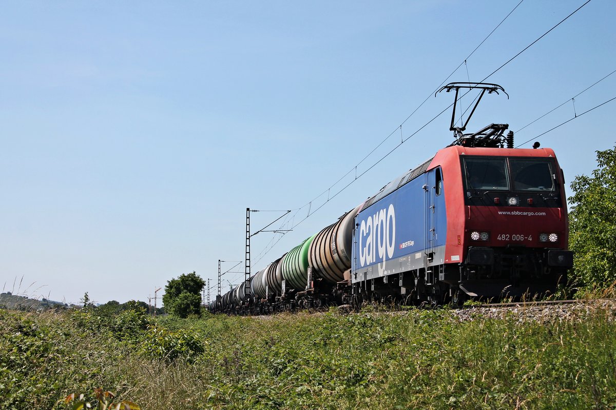 Mit einem leeren Kesselzug aus der Schweiz fuhr am Vormittag des 02.06.2020 die Re 482 006-4 nördlich von Müllheim (Baden) bei der Gemeinde Hügelheim über die Rheintalbahn in Richtung Freiburg (Breisgau).