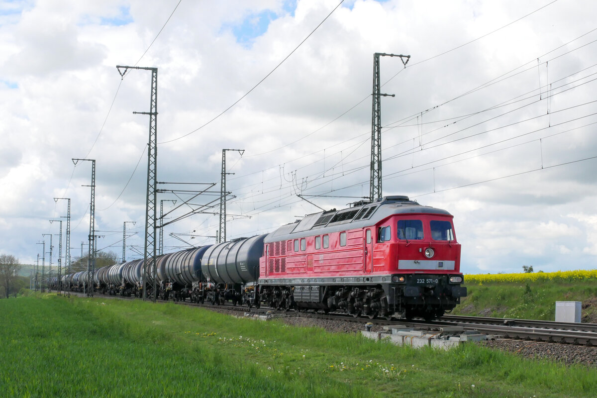 Mit einem leeren Kesselzug aus Emleben passierte 232 571 am 18.05.2021 den Fotografen kurz vor Neudietendorf.