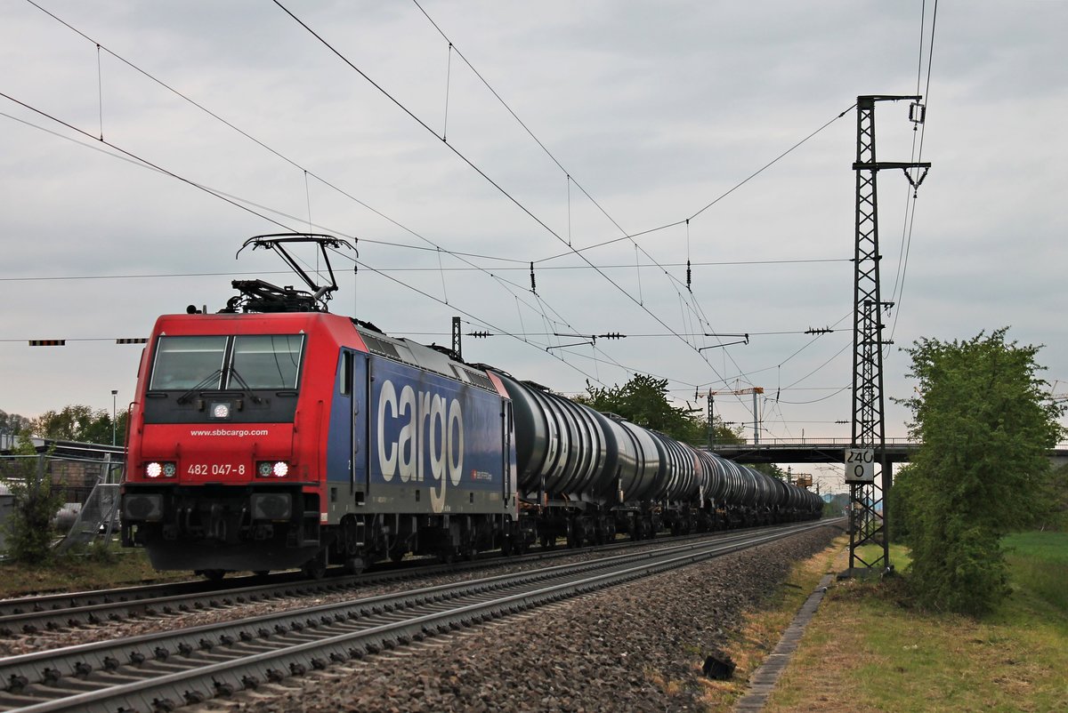Mit einem leeren Kesselzug vom Flughafen Zürich fuhr am Nachmittag des 16.05.2019 die SBBC/WRS Re 482 047-8 südlich vom Haltepunkt Auggen über die KBS 703 durchs Rheintal in Richtung Freiburg (Breisgau).