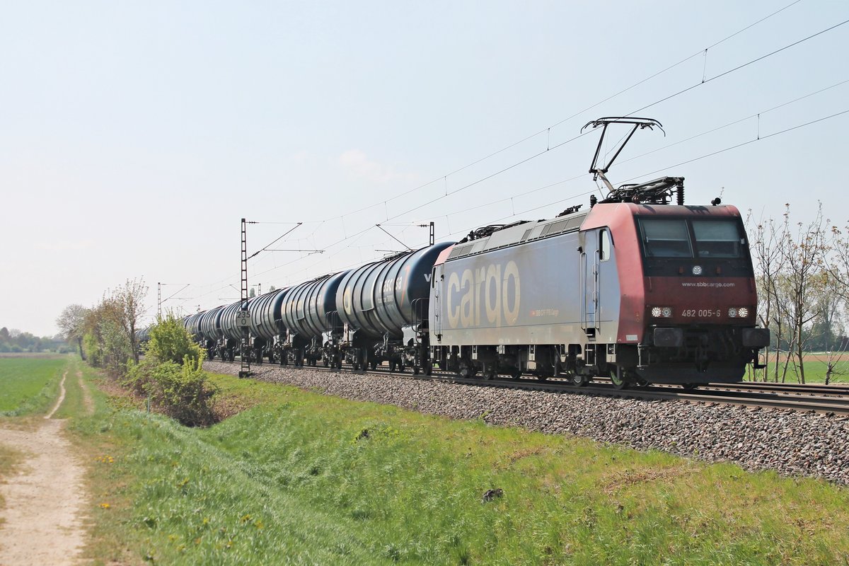 Mit einem leeren Kesselzug fuhr die Re 482 005-6 am 11.04.2017, nachdem sie als Lokzug in Basel ankam, und fuhr hier bei Hügelheim ein zweites mal vorbei in RIchutng Freiburg (Breisgau).