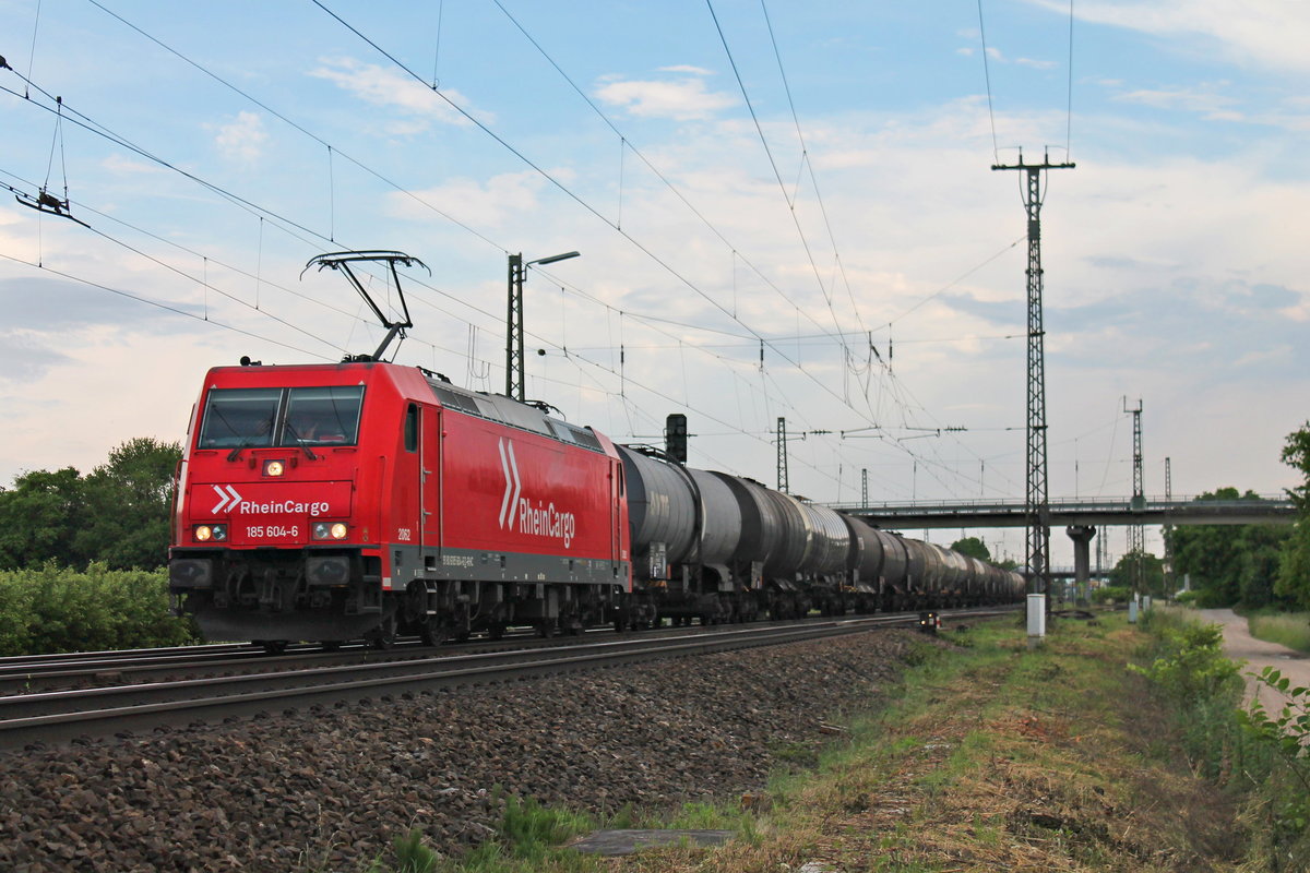 Mit einem leeren Kesselzug fuhr am Nachmittag des 22.05.2018 die ATLU/RHC 2062 (185 604-6) durch die Gleisanlagen von Müllheim (Baden) im Markgräflerland in Richtung Buggingen.