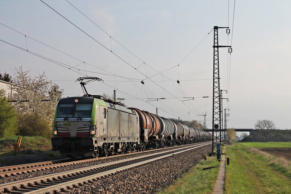 Mit einem leeren Kesselzug (Glattbrugg - Rotterdam Pernis) fuhr am späten Nachmittag des 11.04.2019 die Re 475 404 südlich vom Haltepunkt von Auggen über die KBS 703 durchs Rheintal in Richtung Müllheim (Baden).