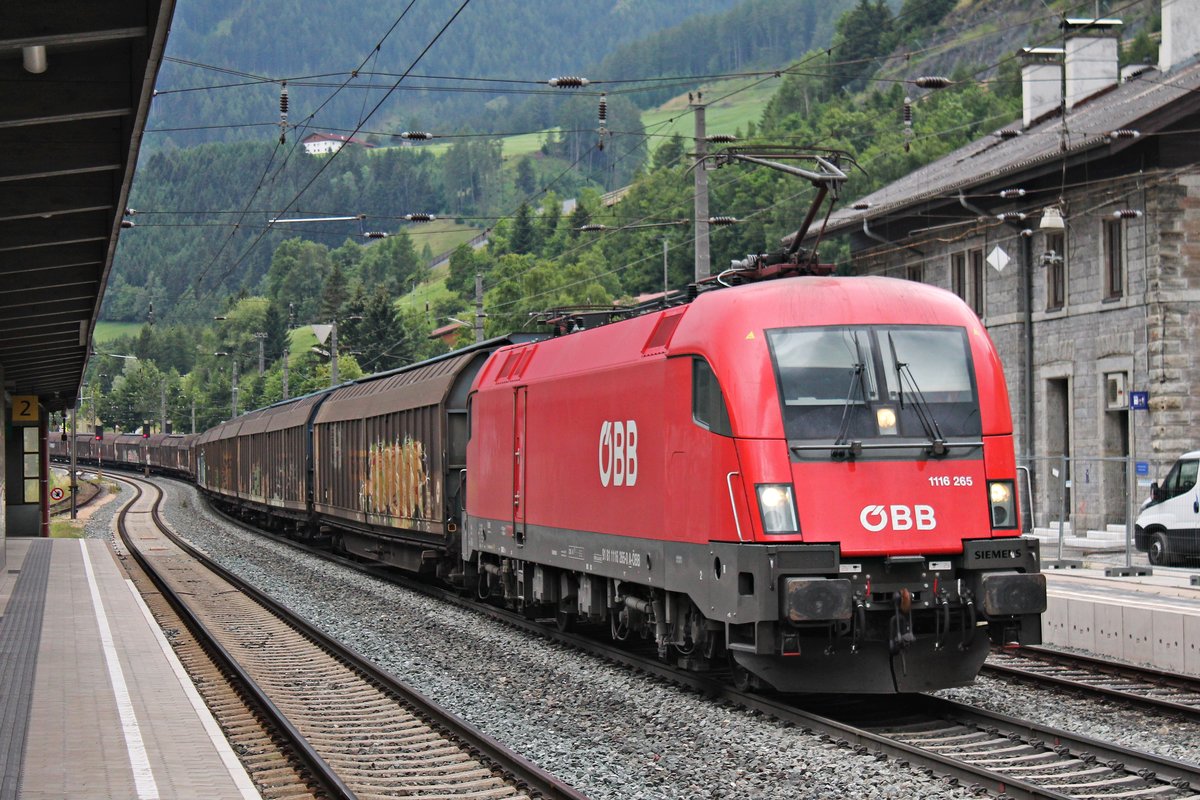 Mit einem leeren Papierzug nach Schweden fuhr am Mittag des 03.07.2018 die 1116 265 durch den Bahnhof von Matrei am Brenner in Richtung Inntal.