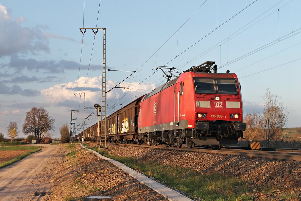 Mit einem leeren  Redbull -Zug (Bremerhaven - Bludenz) war am 28.03.2017 die 185 099-9 nördlich von Müllheim (Baden) unterwegs in Richtung Schweizer Grenze.