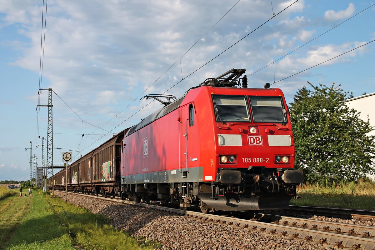 Mit einem leeren  Redbull -Zug fuhr am Abend des 12.08.2019 die 185 088-2 über die Rheintalbahn durch den Haltepunkt von Auggen in Richtung Schweiz.