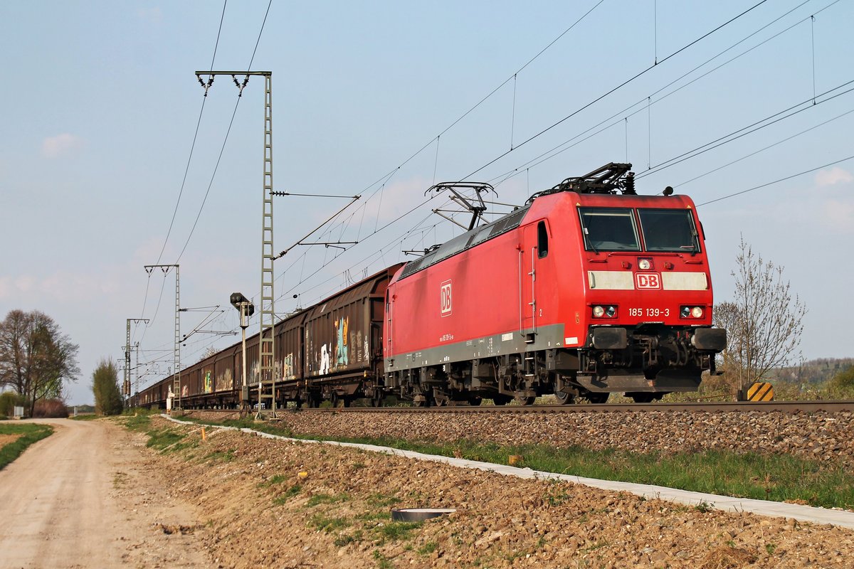 Mit einem leeren  Redbull -Zug nach Bludenz(AT) fuhr am Nachmittag des 03.04.2017 die 185 139-3 bei Müllheim (Baden) durchs Markgräflerland in Richtung Schweizer Grenze.