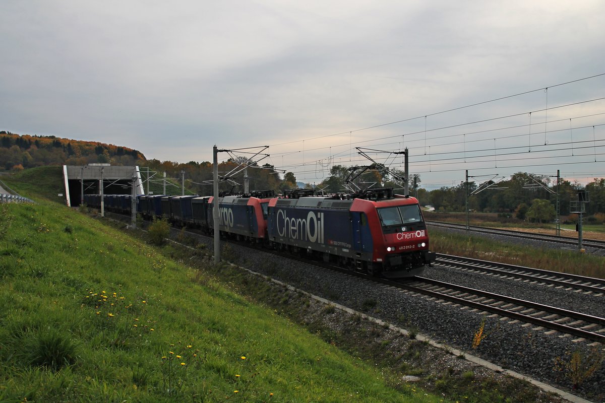 Mit einem leeren Stahlzug  Containerzug  fuhr am 24.10.2015 die Re 482 012-2  ChemOil  zusammen mit Re 482 004-9 aus dem Katzenbergtunnel in Richtung Norden.
