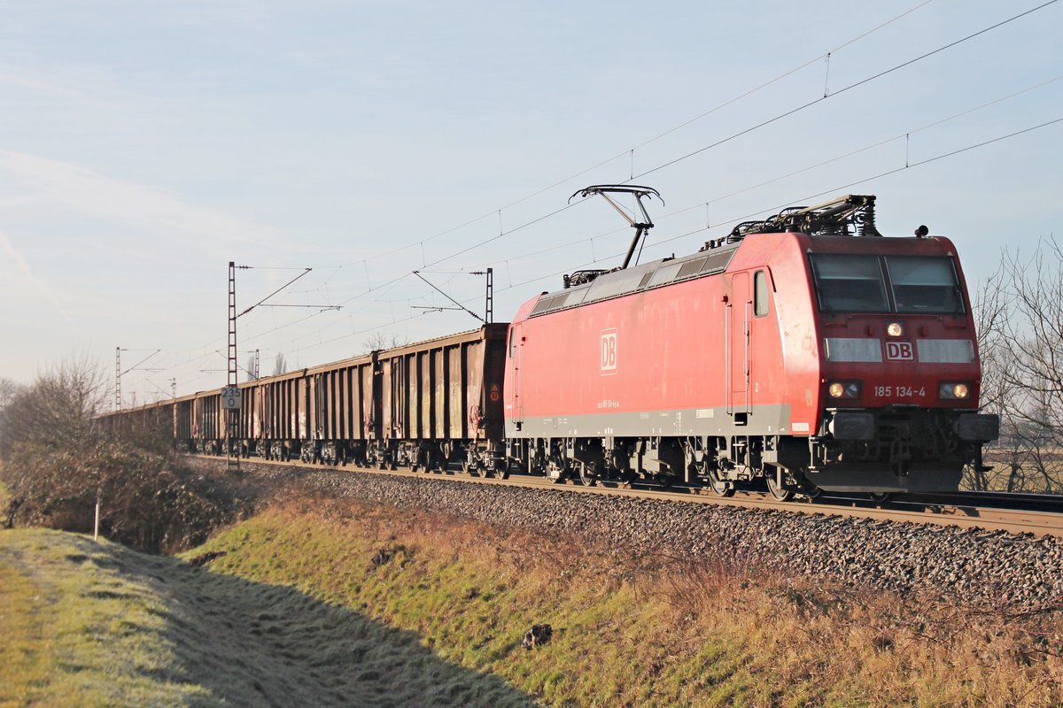 Mit einem leeren Tonerdezug (Domodossola - Limburg (Lahn)) fuhr am Morgen des 22.12.2016 die 185 134-4 bei Hügelheim auf der KBS 703 in Richtung Hessen.