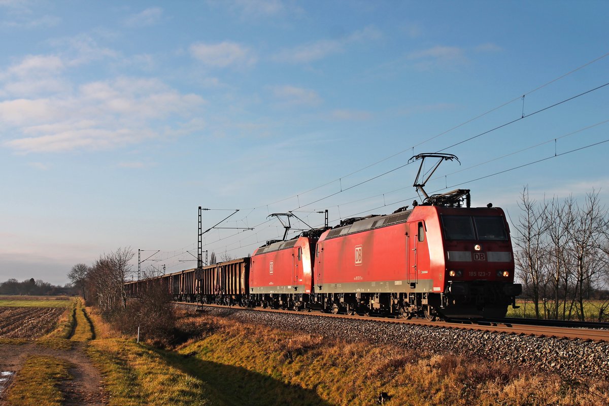 Mit einem leeren Tonerdezug (Domodossola - Limburg (Lahn)) fuhr am 23.12.2017 die 185 123-7 zusammen mit der 185 087-4 nördlich von Müllheim (Baden) bei Hügelheim in Richtung Norden.