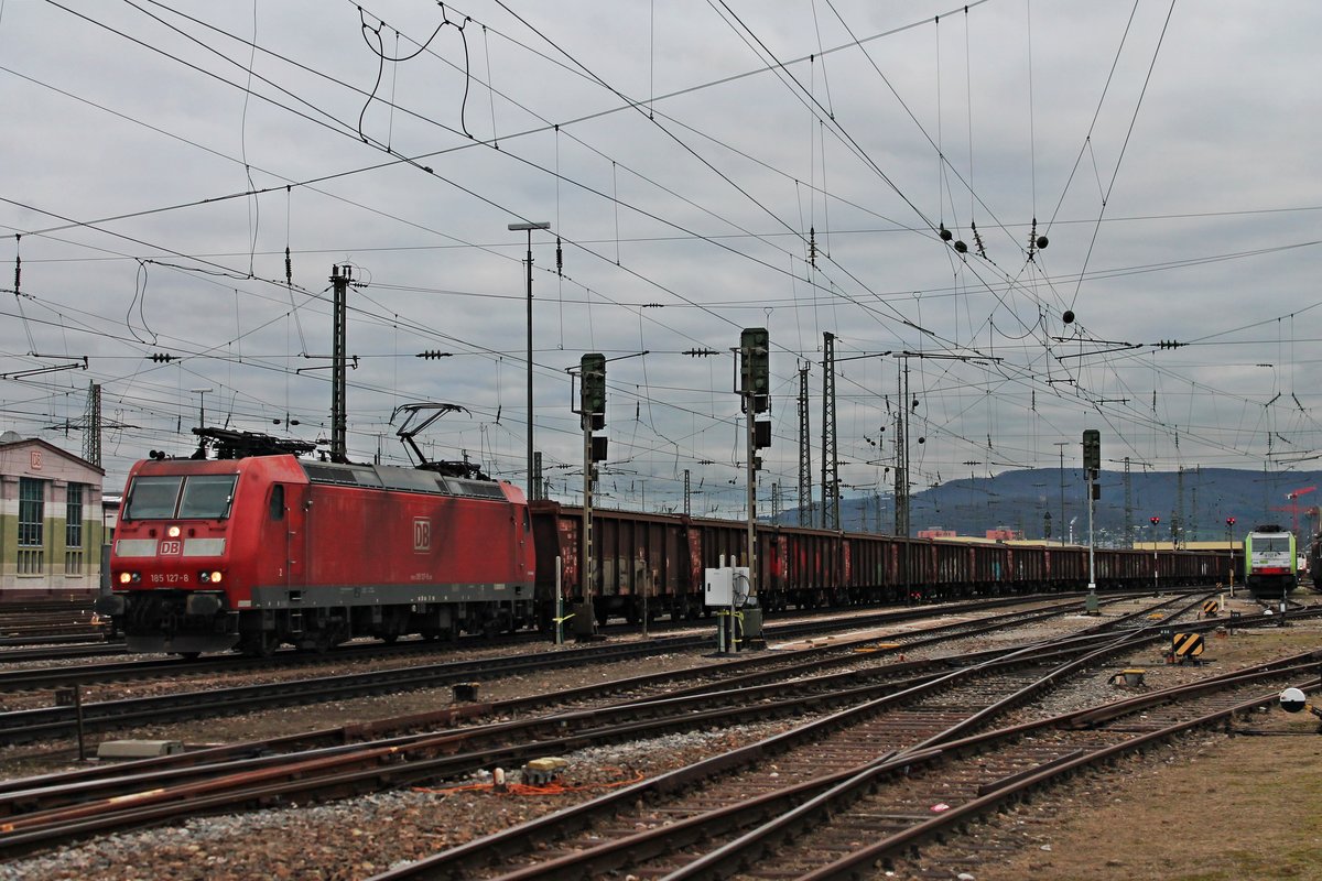 Mit einem leeren Tonerdezug (Domodossola - Limburg (Lahn)) fuhr am Nachmittag des 30.01.2018 die 185 127-8 über Gleis 1 durch den Badischen Bahnhof von Basel in Richtung Weil am Rhein.