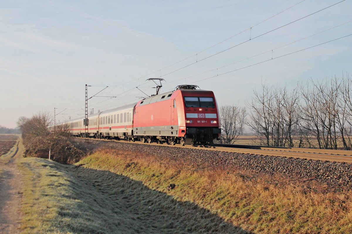 Mit einem Leerreisezug fuhr am Morgen des 22.12.2016 die 101 107-1 bei Hügelheim auf der KBS 703 in Richtung Freiburg (Breisgau).