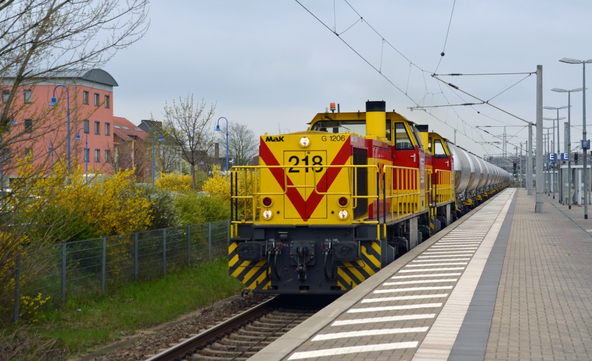 Mit einem Leerzementzug nach Rüdersdorf bei Berlin passierten die beiden MEG-Loks 275 218 und 275 212 am 16.04.15 Bitterfeld Richtung Wittenberg.