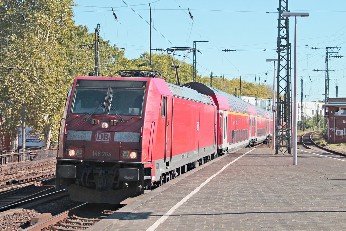 Mit einem Leerzug fuhr am Nachmittag des 27.09.2018 die Dortmunder 146 264, von Bonn kommend, durch den Bahnhof von Köln Süd in Richtung Hauptbahnhof.