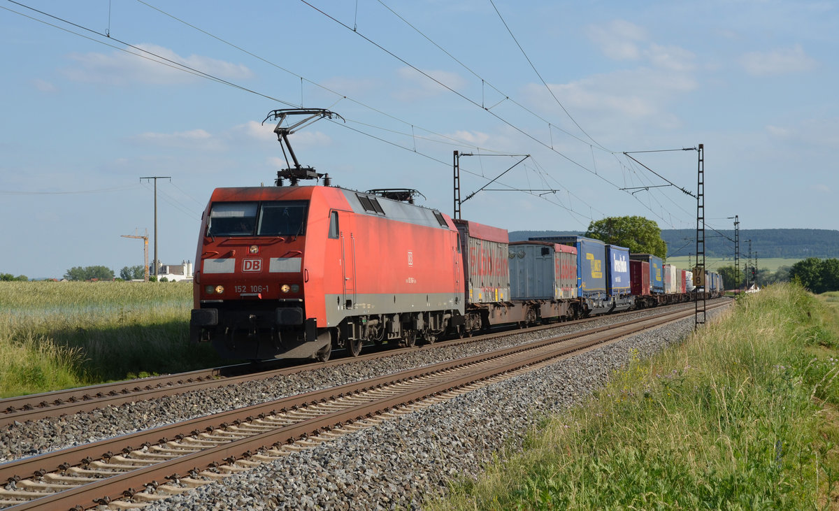 Mit einem Lichtgruß und einem Zug des kombinierten Verkehrs rollte 152 106 am frühen Abend des 13.06.17 durch Retzbach-Zellingen Richtung Gemünden. Gruß zurück!
