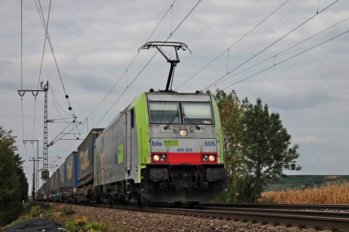 Mit einem  LKW Walter -KLV aus Zeebrugge, fuhr am Nachmittag des 04.09.2018 die Re 486 505 zwischen Hügelheim und Müllheim (Baden) durchs Rheintal in Richtung Schweizer Grenze.