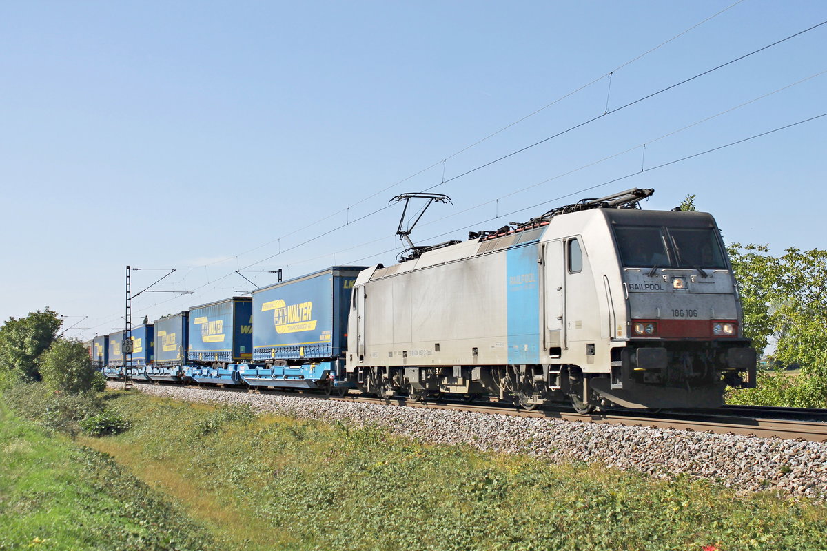 Mit einem  LKW Walter -KLV aus Novara Boschetto, fuhr am 12.09.2018 die Rpool/BLSC 186 106 bei der Gemeinde Hügelheim über die KBS 703 durchs morgendliche Rheintal in Richtung Freiburg (Breisgau).