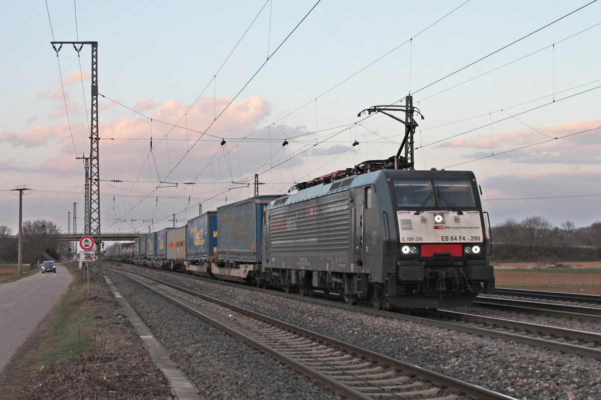 Mit einem  LKW Walter -KLV aus Rotterdam fuhr am Abend des 28.02.2019 die MRCE/SBBCI ES 64 F4-290 (189 290-0)  Rastattless/AusgeRastatt  durch den Bahnhof von Müllheim (Baden) in Richtung Schweizer Grenze.