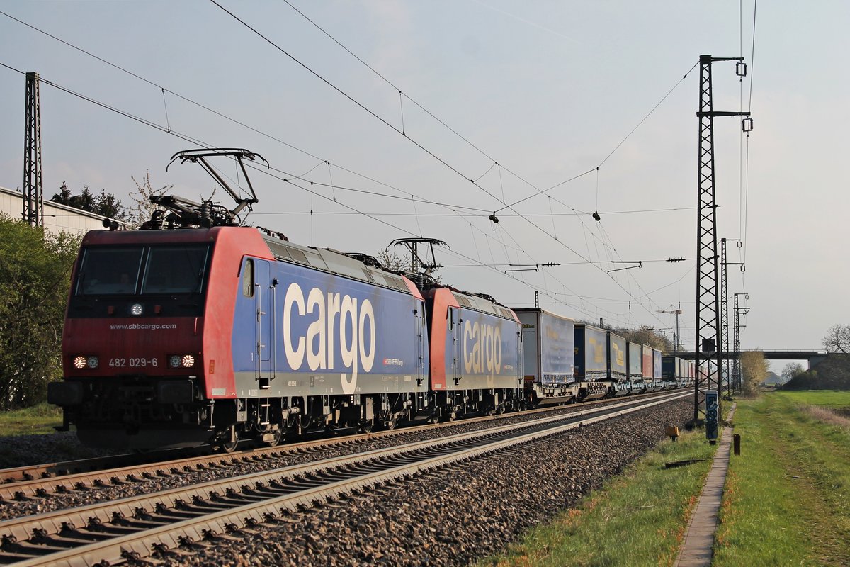 Mit einem  LKW Walter -KLV aus Italien fuhr am Nachmittag des 11.04.2019 die Re 482 029-6 zusammen mit Re 482 002-3 südlich vom Hp. Auggen über die Rheintalbahn in Richtung Freiburg (Breisgau).
