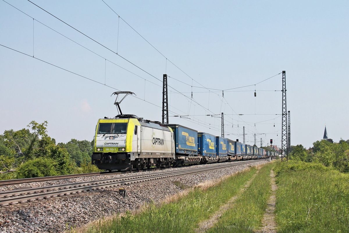 Mit einem  LKW Walter -KLV aus Rotterdam fuhr am Morgen des 25.05.2019 die ITL/CCW 186 153-3 durch den Bahnhof von Heiterhseim über die RHeintalbahn in Richtung Basel, wo sie ihren Zug an die BLS Cargo abgeben wird.