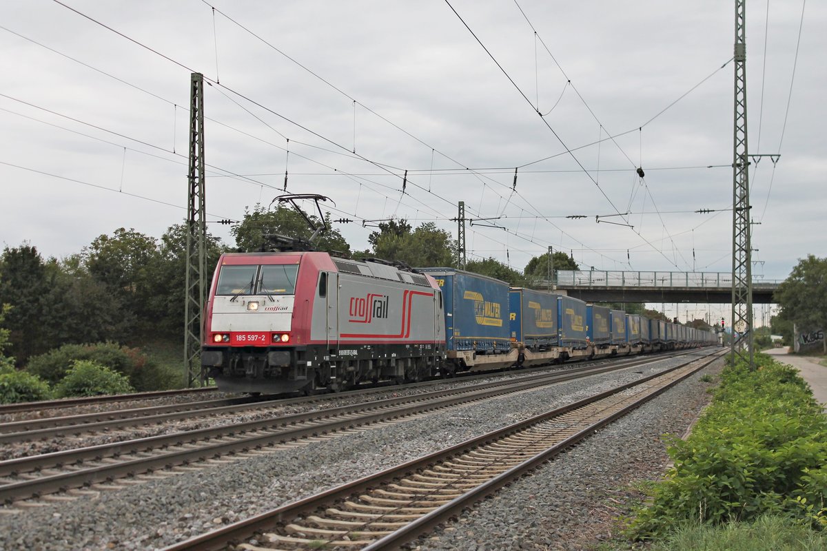 Mit einem  LKW Walter -KLV fuhr am 16.09.2016 die Beacon Rail/Crossrail 185 597-2 durch die Bahnanlagen von Müllheim (Baden) in Richtung Norden.