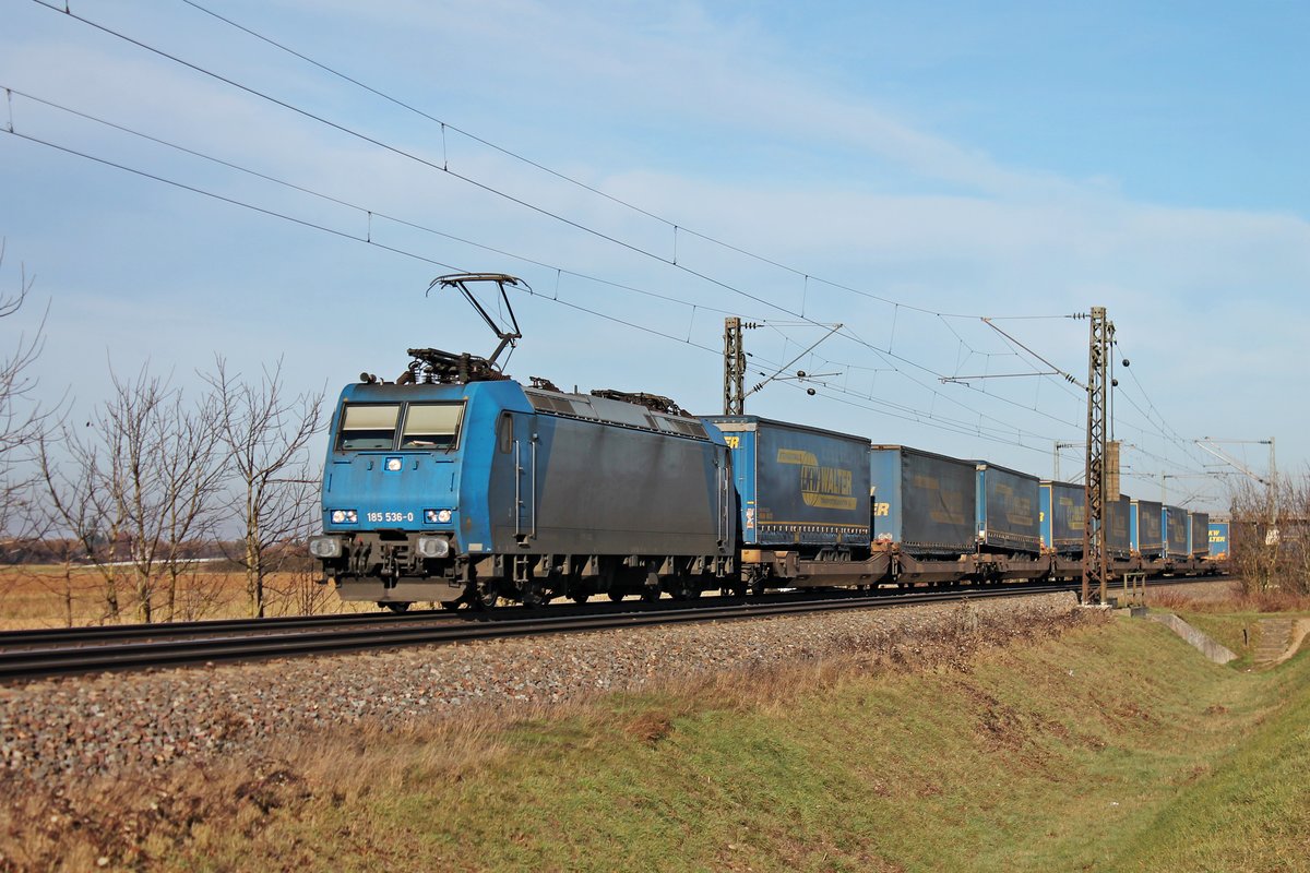 Mit einem  LKW Walter -KLV fuhr am 22.12.2016 die ATLU/XRAIL 185 536-0 auf der KBS 703 durchs Markgräflerland in Richtung Schweizer Grenze.