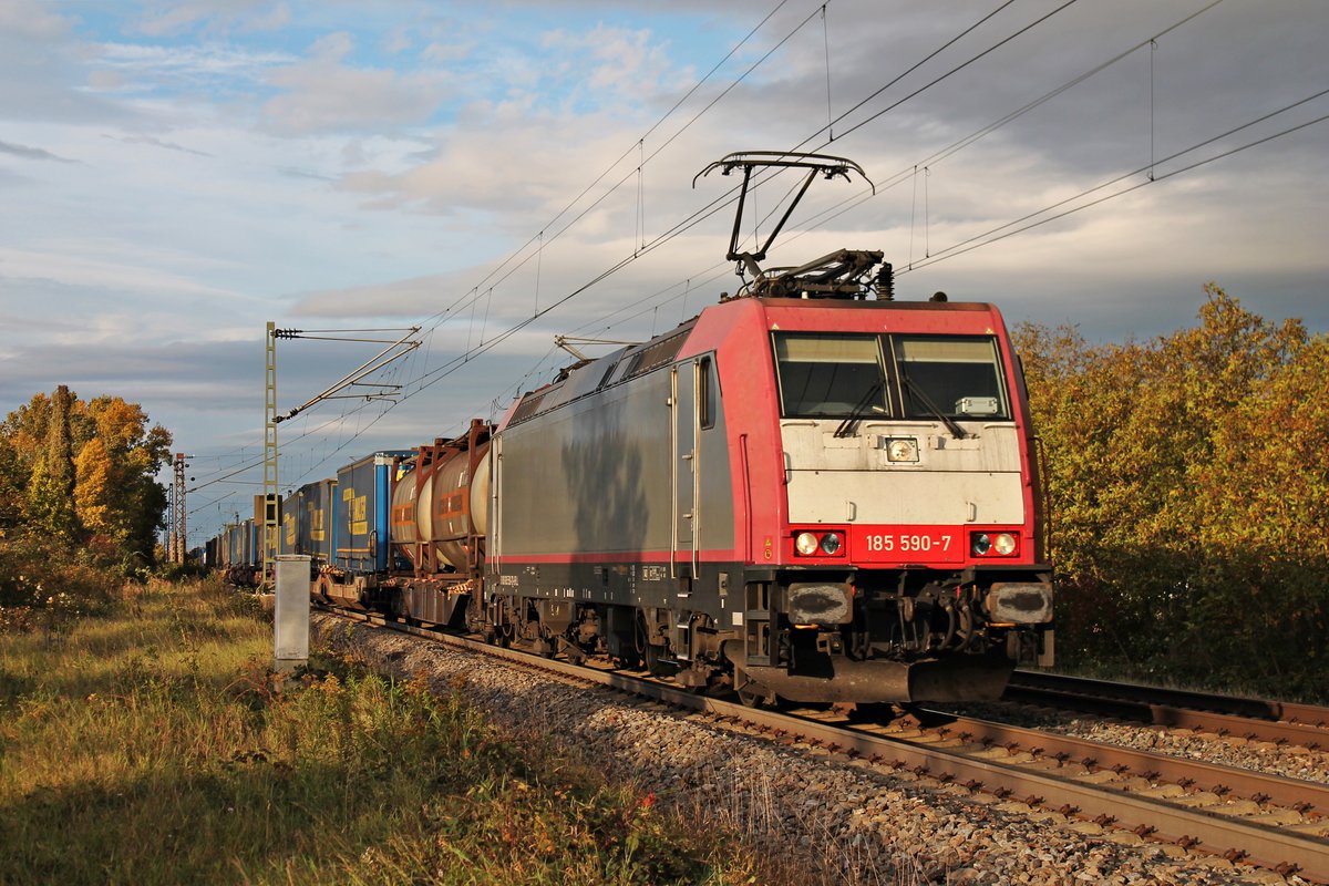 Mit einem  LKW Walter -KLV fuhr am Abend des 05.10.2017 die BRLL/XRAIL 185 590-7, welche den Zug seit Aachen West bespannte, bei Buggingen in Richtung Schweiz. 