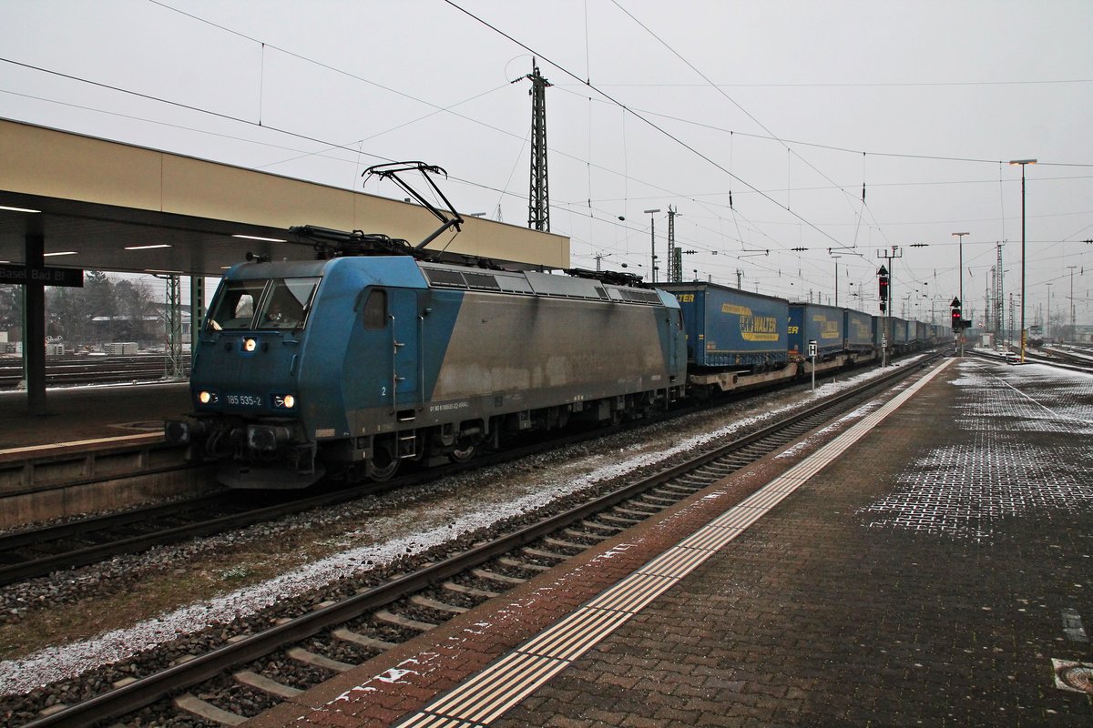 Mit einem  LKW Walter -KLV nach Aachen West/Belgien fuhr am 20.01.2016 die Alpha Trains/Crossrail 185 535-2 über Gleis 4 durch den verschneiten Badischen Bahnhof von Basel in Richtung Norden.