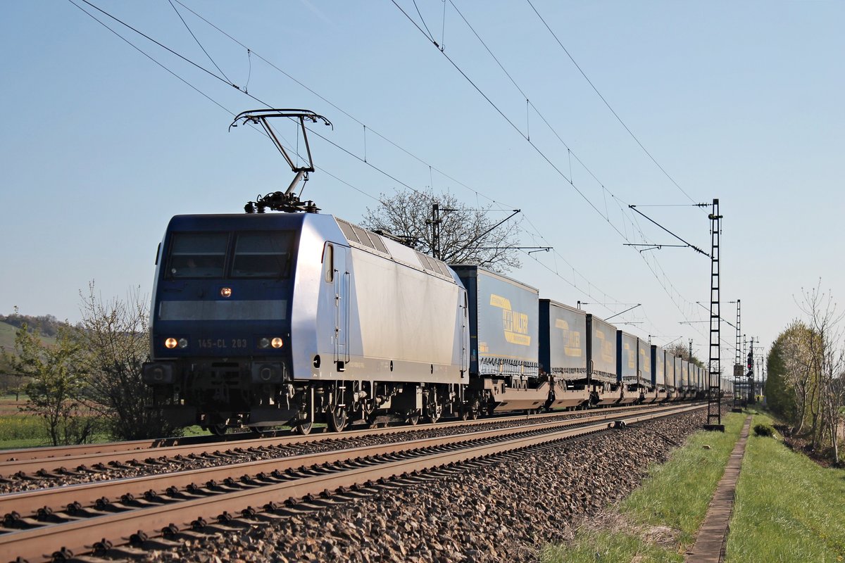 Mit einem  LKW Walter -KLV nach Belgien fuhr am 07.04.2017 die ATLD/XRAIL 145-CL 203 (145 099-8), den sie bis Aachen West bringt, bei Hügelheim durchs Markgräflerland in Richtung Buggingen.