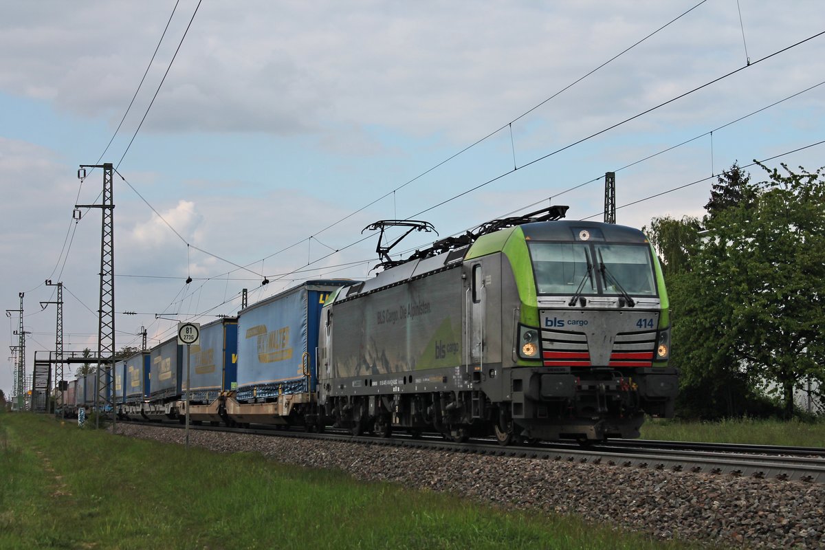 Mit einem  LKW Walter -KLV nach Italien fuhr am Nachmittag des 06.05.2019 die Re 475 414 durch den Haltepunkt von Auggen über die KBS 703 durchs Markgräflerland in Richtung Schweizer Grenze.