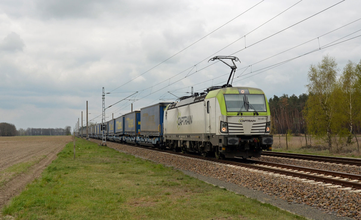 Mit einem LKW-Walther-KLV rollte 193 891 am 12.04.19 durch Marxdorf Richtung Falkenberg(E). 
