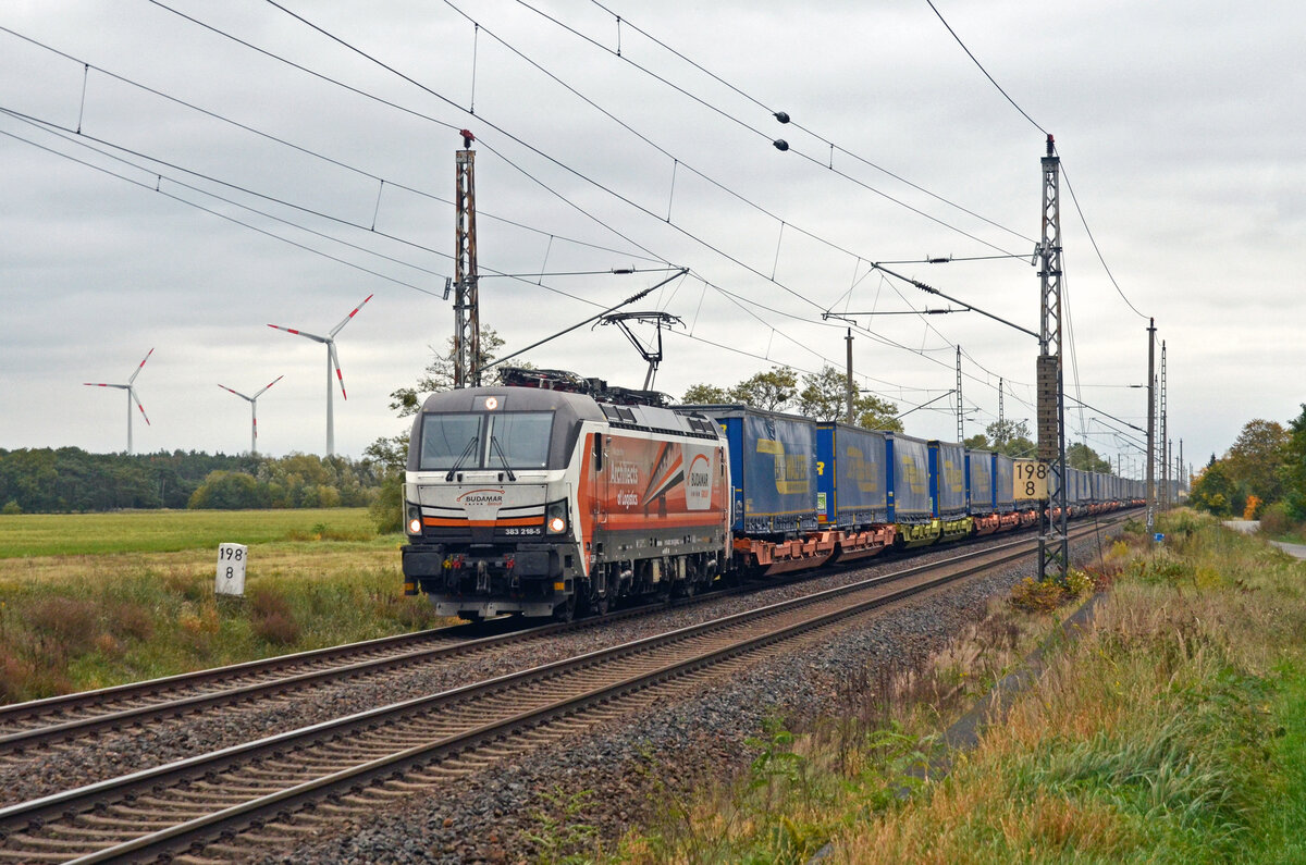 Mit einem LKW-Walther-Zug am Haken rollte der Budamar-Vectron 383 218 am 12.10.25 durch Wittenberg-Labetz Richtung Dessau.