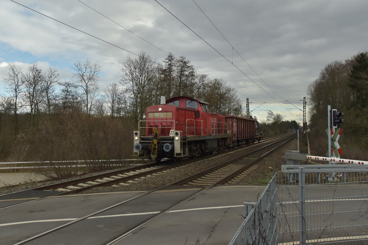 Mit einem die Lok fast überforderndem Zug am Haken ist hier die 294 696-0 gen Krefeld fahrend unterwegs. 24.2.2017