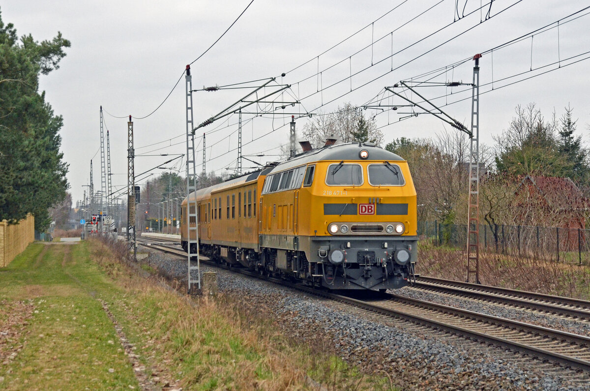 Mit einem Messzug am Haken rollt 218 471 der DB Netz am 03.03.24 durch Wittenberg-Labetz Richtung Falkenberg(E).
