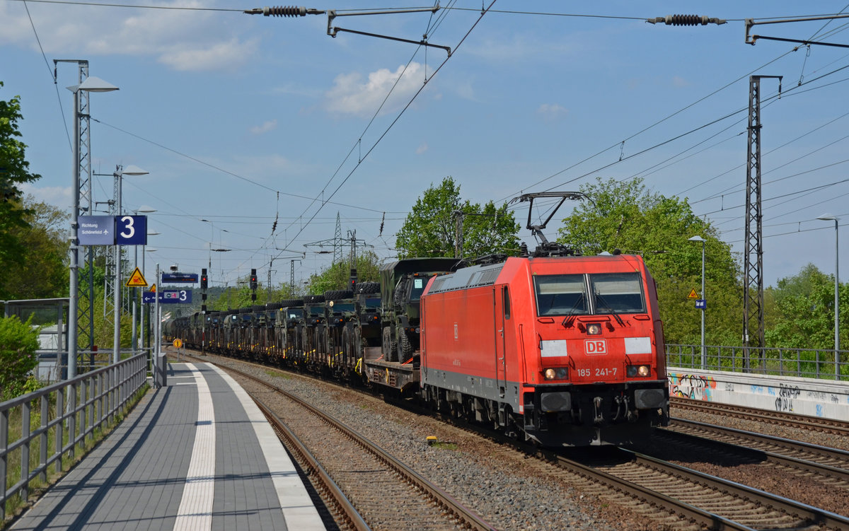Mit einem Militärzug am Haken rollte 185 241 am 28.04.18 durch Saarmund Richtung Schönefeld.