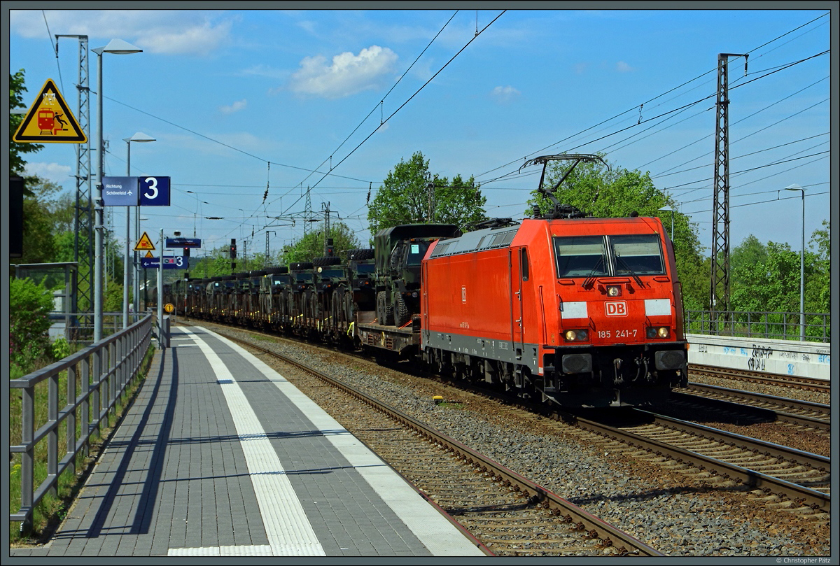 Mit einem Militärzug rollt 185 241-7 am 28.04.2018 durch den Bahnhof Saarmund.