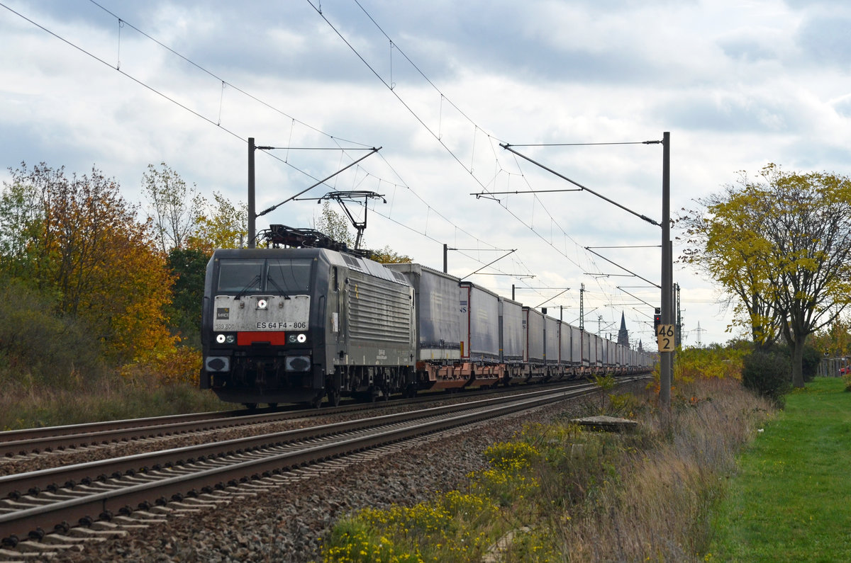 Mit einem Miratrans-KV am Haken rollt die LTE-Mietlok 189 806 am 27.10.20 durch Greppin Richtung Dessau.