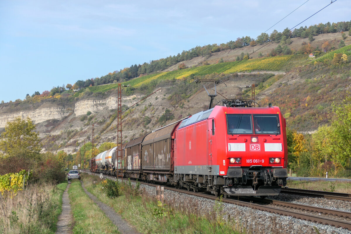 Mit einem Mischer ist 185 061 am 22.10.2020 nahe Thüngersheim unterwegs.