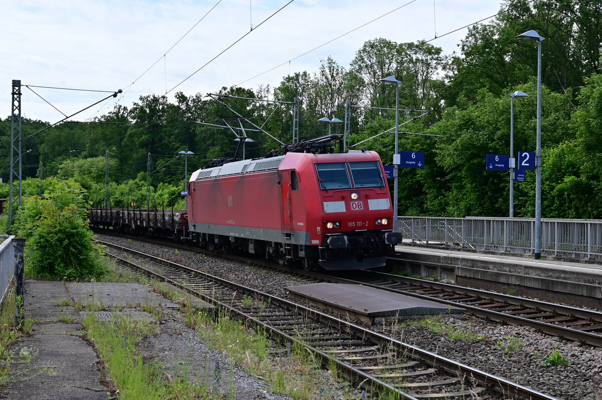 Mit einem Mischer am Haken schleppt sich 185 111-2 die Steigung nach Maulbronn hinauf die hier im Bahnhof den Scheitelpunkt erreicht und nun ins Gefälle nach Bretten fährt. 31.5.2022