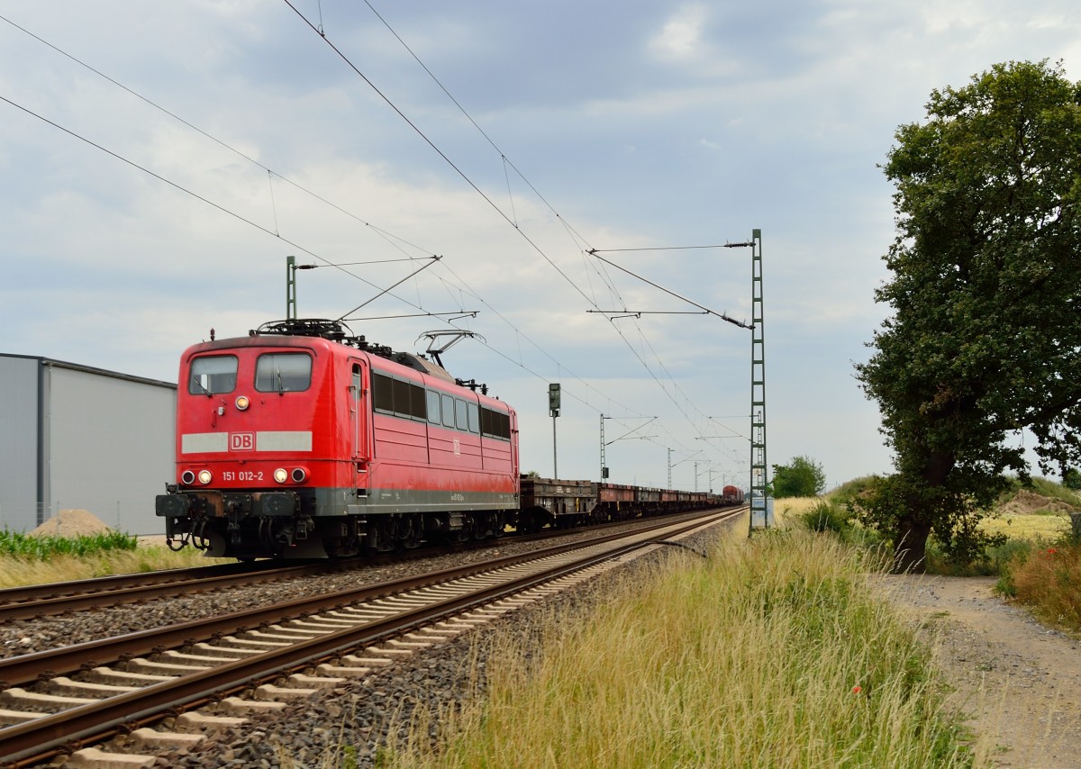 Mit einem Mischer am Haken ist die 151 012-2 bei Allerheiligen gen Neuss fahrend am 4.7.2014 vor meine Linse geraten.