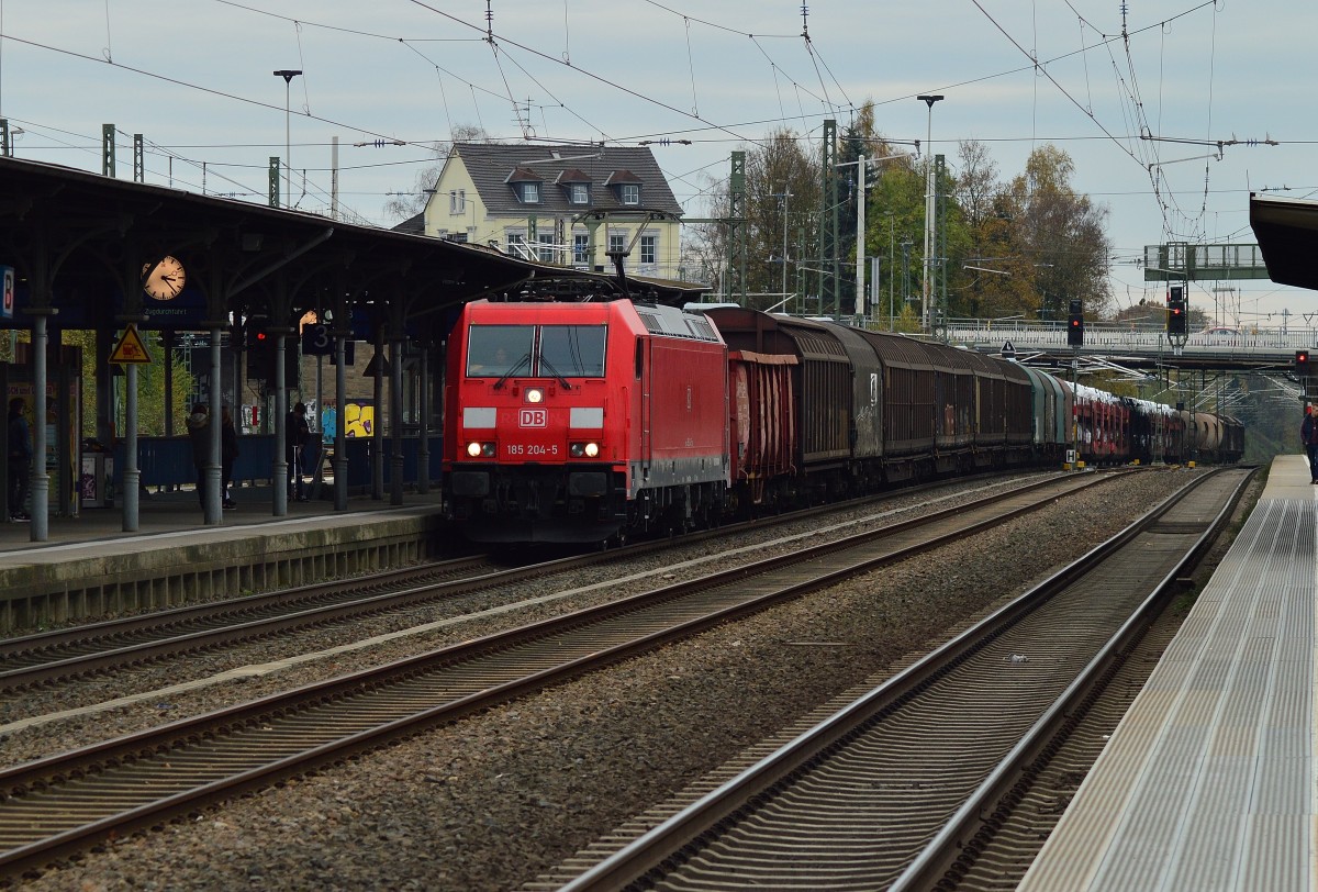 Mit einem Mischer am Haken ist hier die  185 204-5 bei der Durchfahrt in Solingen Hbf gen Wuppertal zu sehen. 9.11.2014