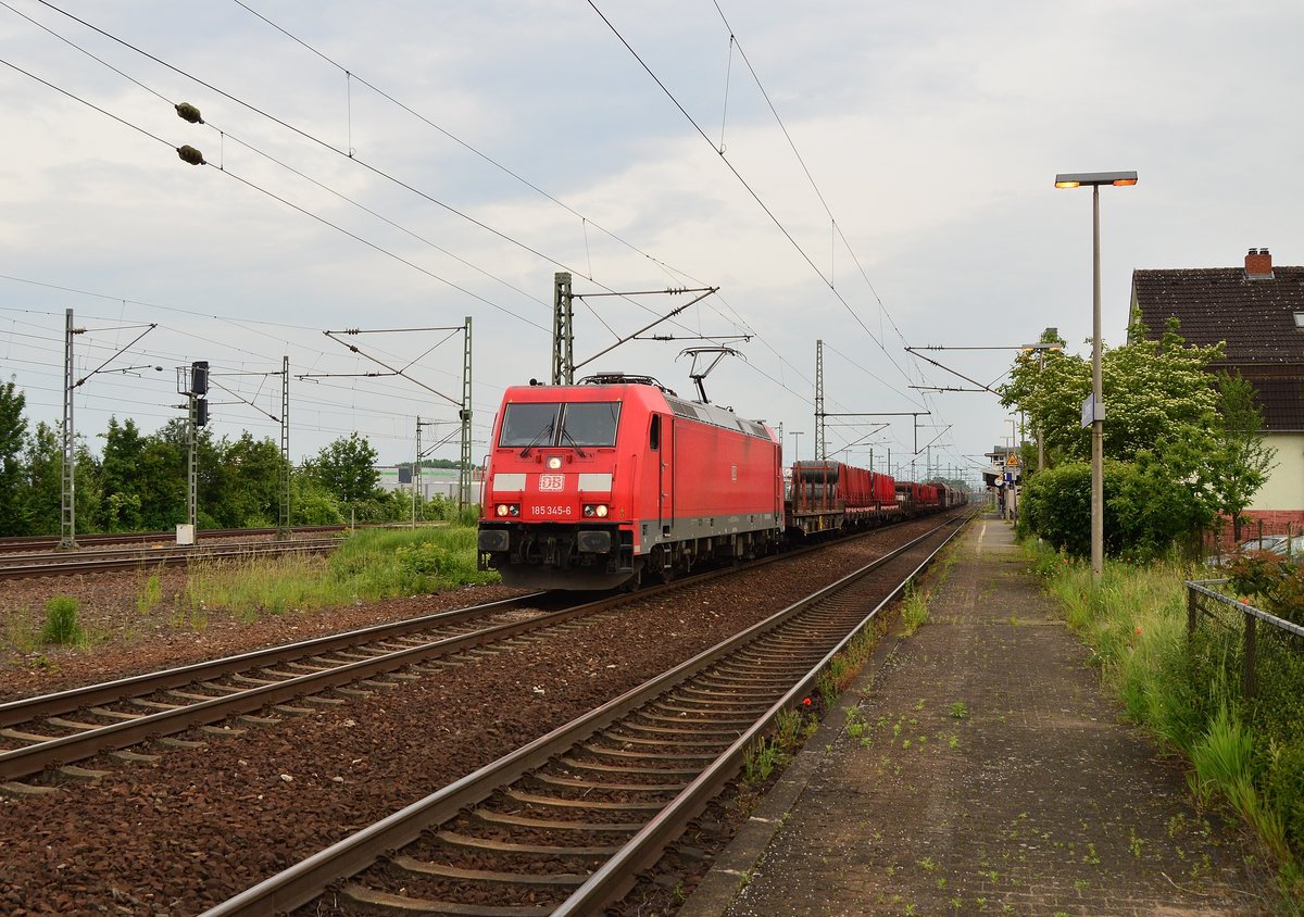 Mit einem Mischer durch Dornberg in Richtung Bischofheim kommt die 185 345-6 am Abend des 29.5.2016 daher.