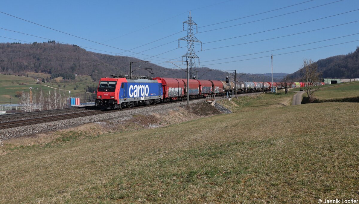 Mit einem Mischer fuhr die SBB Cargo Re 484 002 an dem �rtchen Frick AG  an der B�zbergbahn am 5. M�rz 2025 talw�rts in Richtung Fricktal mit dem Endziel Basel. 
