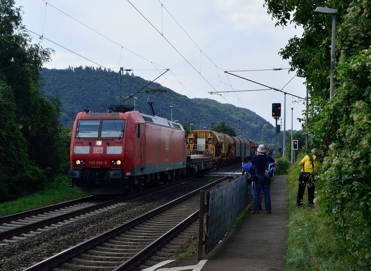 Mit einem Mischer kommt die 185 052-8 in Namedy gen Andernach fahrend vor meine Kamera. 22.8.2015 Die Herren im Bild sind links Dennis Fiedler, Hermann-Josef Weirich und rechts am Gebüsch Horst Lüdicke, Dieter Schumacher und ich sind hinter meiner Kamera in Deckung :-)