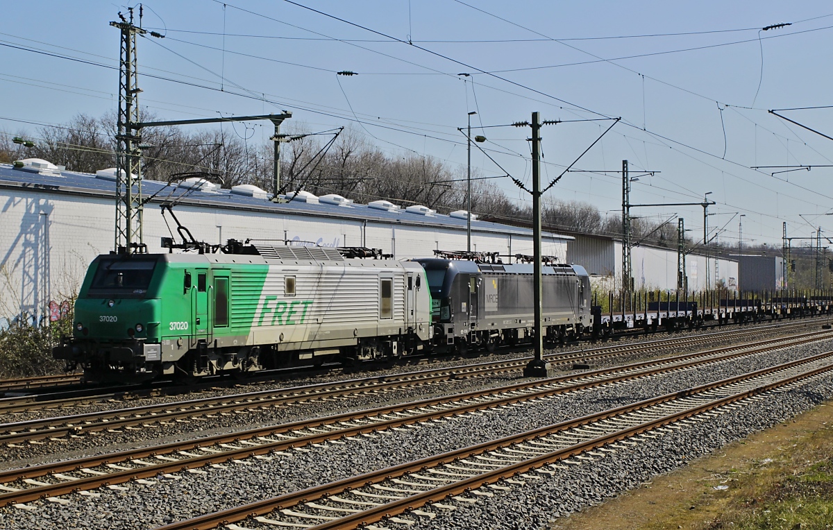 Mit einem MRCE-Vectron im Schlepp ist die FRET-27020 am 01.04.2020 in Düsseldorf-Eller in Richtung Norden unterwegs