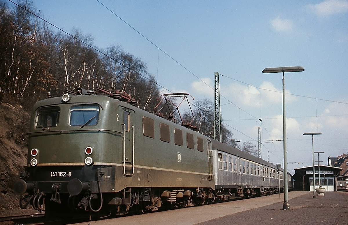 Mit einem Nahverkehrszug nach Aachen verlässt 141 162-8 Anfang April 1976 den Bahnhof Stolberg/Rheinland
