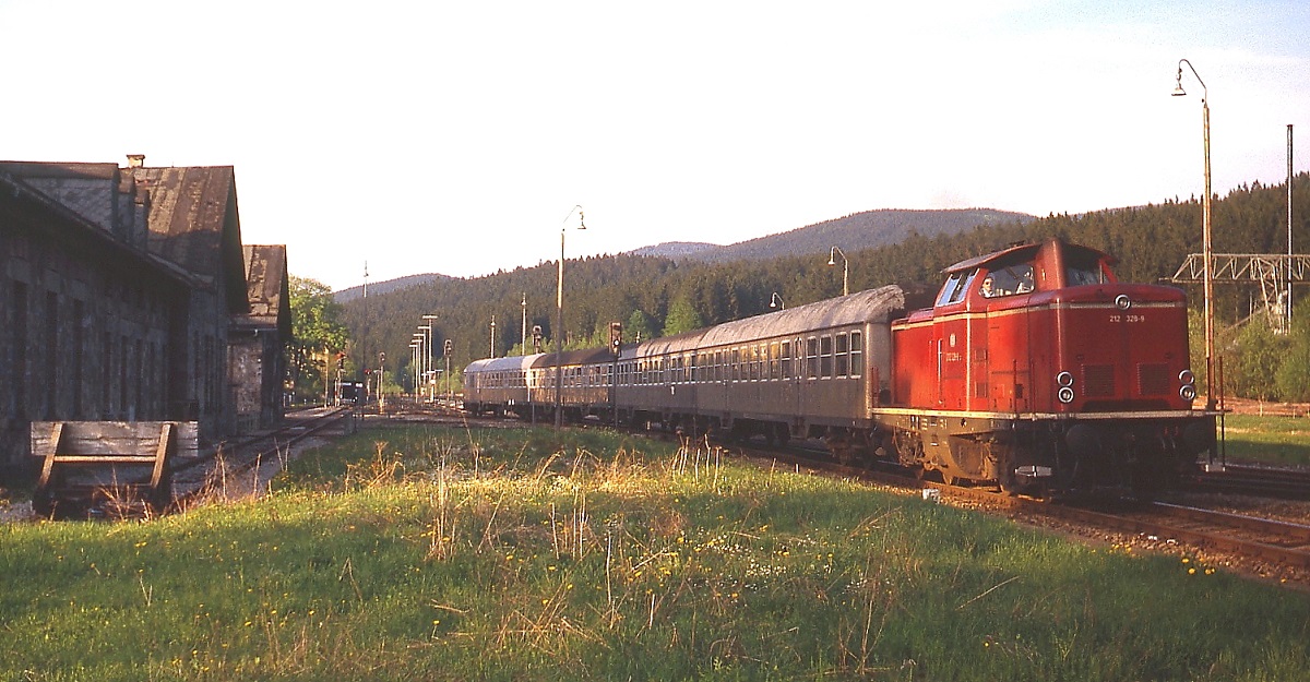 Mit einem Nahverkehrszug nach Plattling verlässt 212 328-9 im Mai 1980 Bayerisch Eisenstein