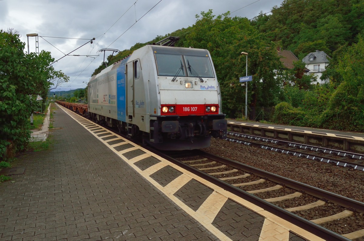 Mit einem Normkastenwagenzug ist auch die RTB 186 107 sdwrts durch Leubsdorf abgelichtet. 14.9.2013