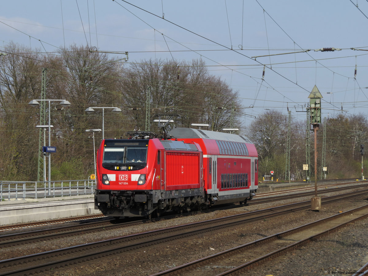 Mit einem NRW Dosto ist 147 004 aus BW von Berlin Lichtenberg nach Aachen unterwegs und fährt hier im Bahnhof Rheda-Wiedenbrück durch. März 2019