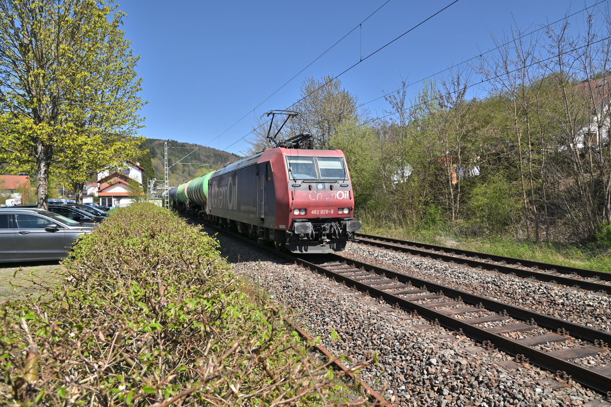 Mit einem Öler durch Neckargerach 
kommt die SBBC 482 028 am Montag den 26.4.2021